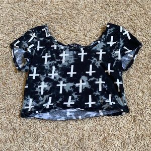 cross printed black and white tie-dye cropped shirt